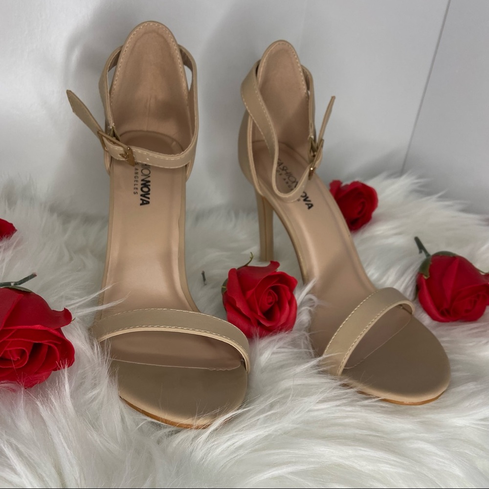 NUDE FASHION NOVA 🍂 STRAPPED HEEL 👡 NEW W/BOX